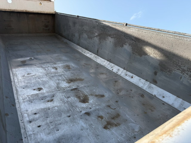 UDトラックスクオン深ダンプ（土砂禁ダンプ）大型（10t）[写真13]