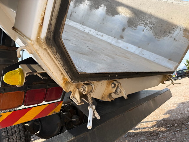 UDトラックスクオン深ダンプ（土砂禁ダンプ）大型（10t）[写真14]