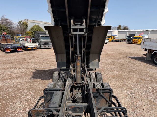 UDトラックスクオン深ダンプ（土砂禁ダンプ）大型（10t）[写真28]