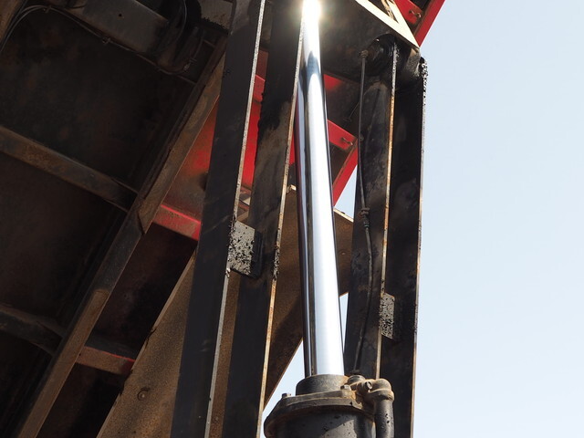 UDトラックスクオンダンプ大型（10t）[写真13]