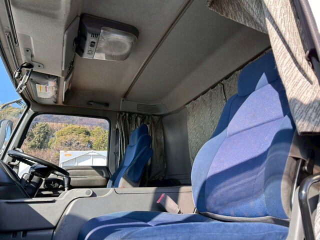 いすゞギガアルミウイング大型（10t）[写真12]