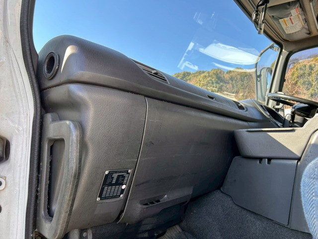 いすゞギガアルミウイング大型（10t）[写真18]