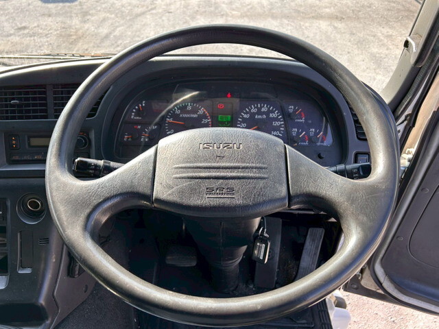 いすゞギガアルミウイング大型（10t）[写真21]