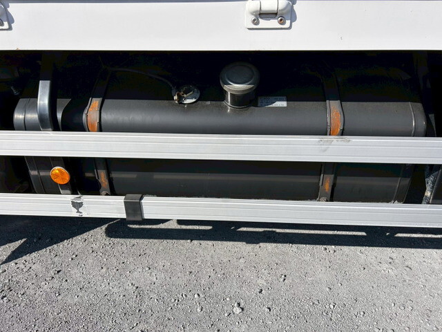 いすゞギガアルミウイング大型（10t）[写真32]