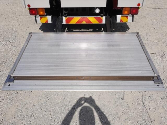 いすゞフォワードアルミウイング中型（4t）[写真16]