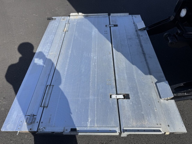 いすゞフォワード冷凍車（冷蔵車）中型（4t）[写真18]