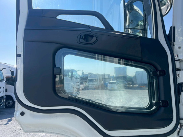 三菱ふそうスーパーグレートアルミウイング大型（10t）[写真14]