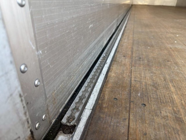 三菱ふそうスーパーグレートアルミウイング大型（10t）[写真10]