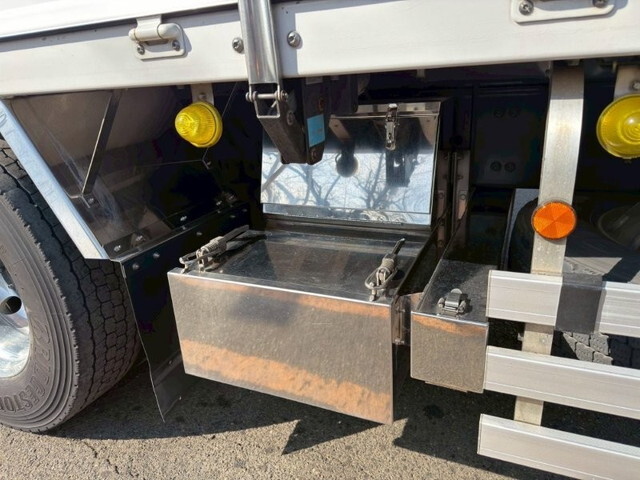 三菱ふそうスーパーグレートアルミウイング大型（10t）[写真16]