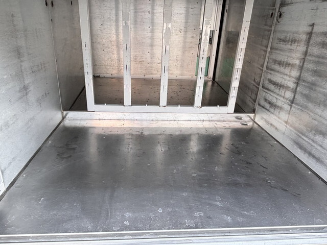 いすゞエルフボトルバン小型（2t・3t）[写真12]