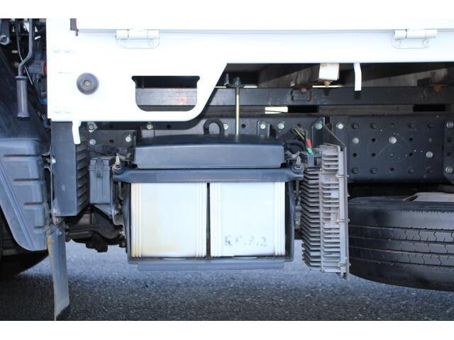 三菱ふそうキャンター平ボディ小型（2t・3t）[写真17]