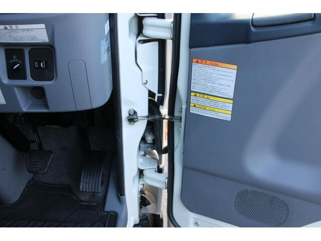 三菱ふそうキャンター平ボディ小型（2t・3t）[写真32]