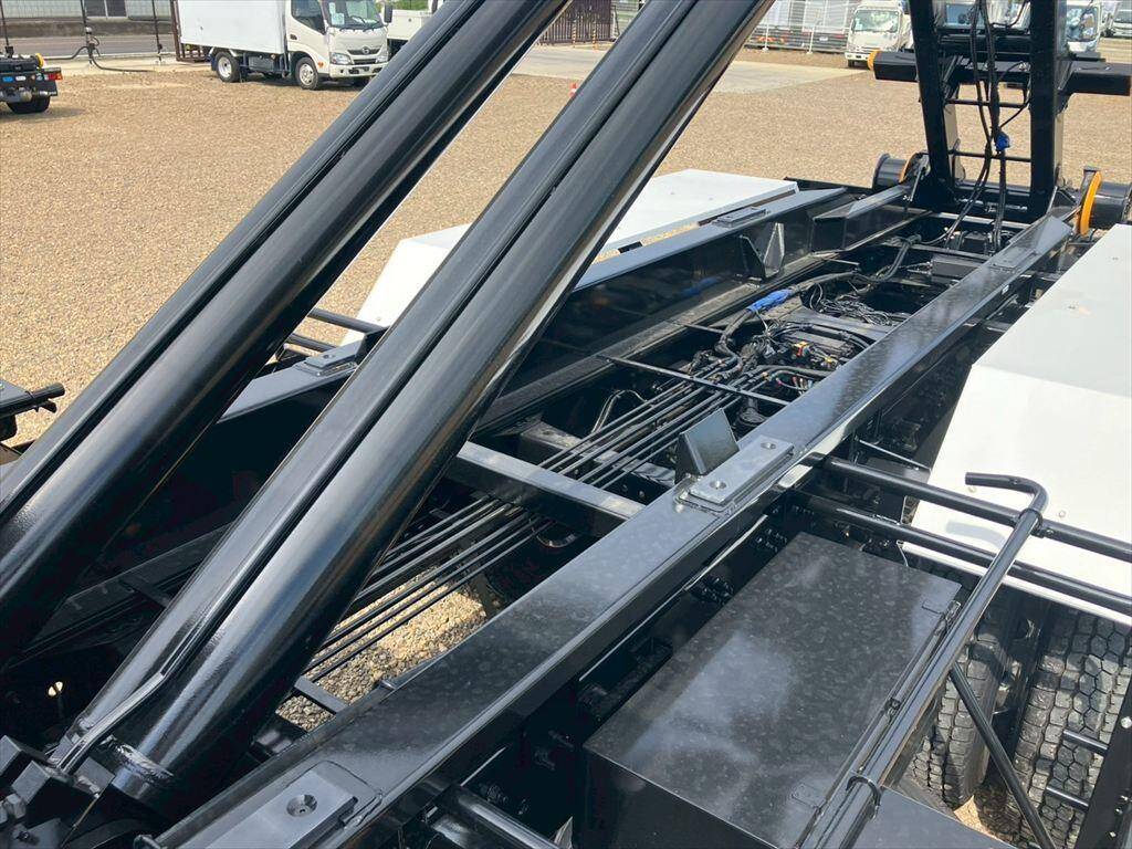 UDトラックスクオンコンテナ専用車大型（10t）[写真07]