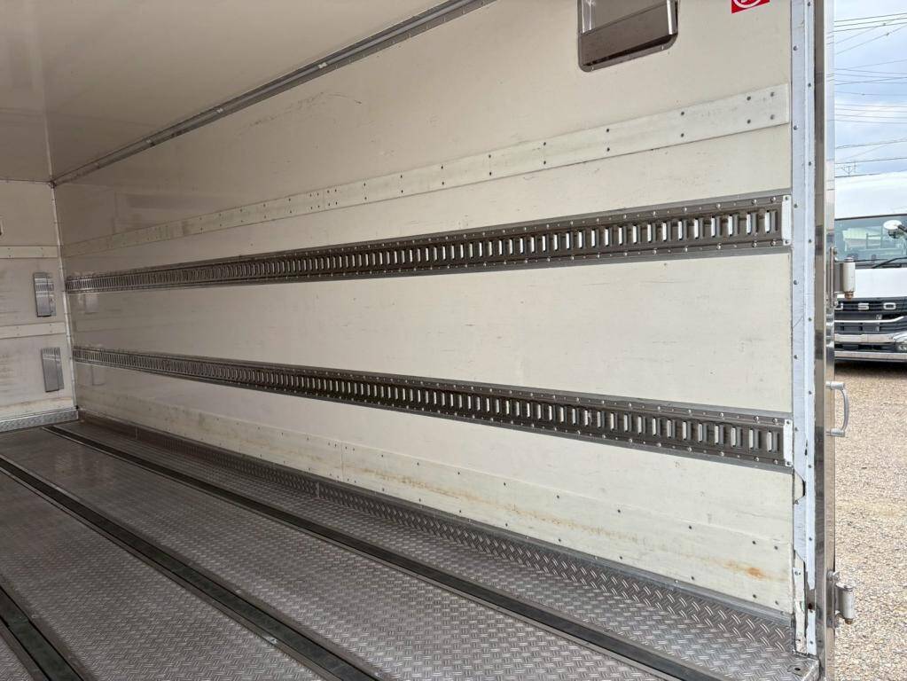 いすゞフォワード冷凍車（冷蔵車）中型（4t）[写真10]