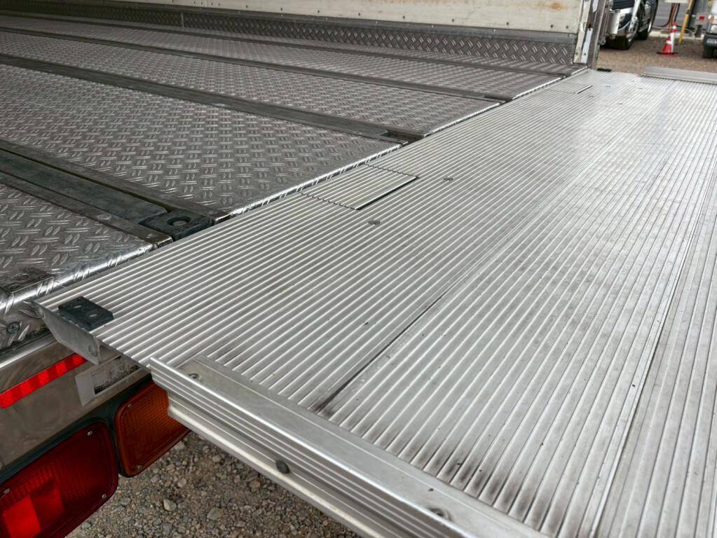 いすゞフォワード冷凍車（冷蔵車）中型（4t）[写真13]