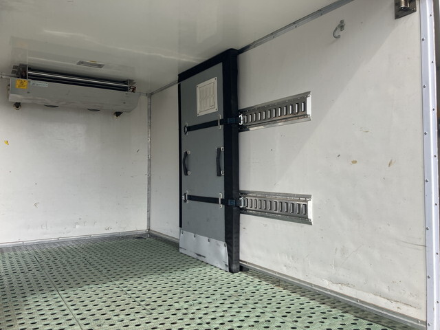 いすゞエルフ冷凍車（冷蔵車）小型（2t・3t）[写真13]