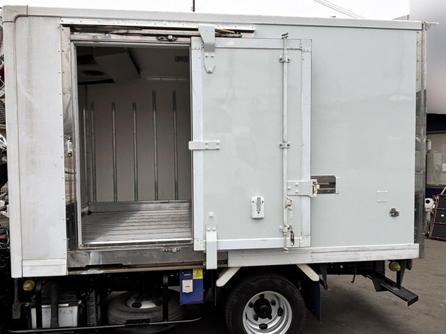 三菱ふそうキャンター冷凍車（冷蔵車）小型（2t・3t）[写真09]