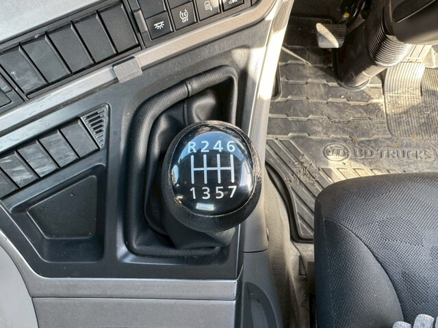 UDトラックスクオンミキサー車（コンクリートミキサー）大型（10t）[写真11]