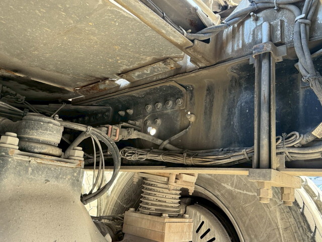 UDトラックスクオンミキサー車（コンクリートミキサー）大型（10t）[写真07]