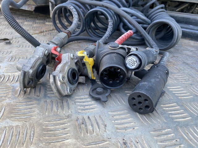 UDトラックスクオントレーラーヘッド（トラクターヘッド）大型（10t）[写真12]