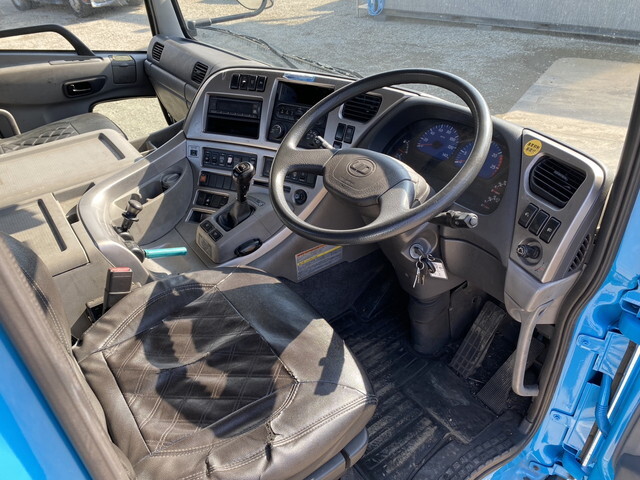 UDトラックスクオントレーラーヘッド（トラクターヘッド）大型（10t）[写真18]