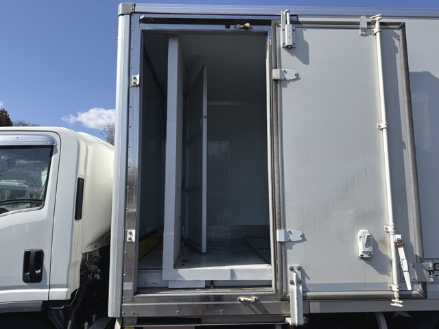 いすゞエルフ保冷バン小型（2t・3t）[写真05]