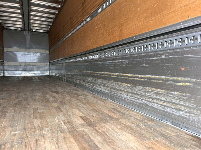 UDトラックスクオンアルミウイング大型（10t）[写真13]