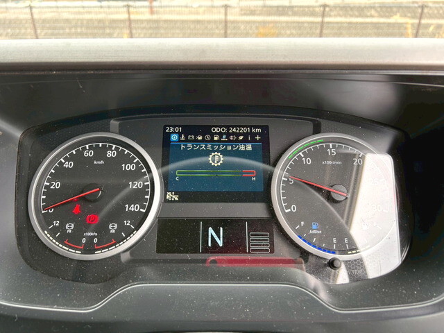 UDトラックスクオンアルミウイング大型（10t）[写真24]