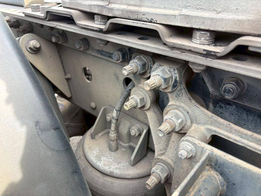 UDトラックスクオントレーラーヘッド（トラクターヘッド）大型（10t）[写真13]