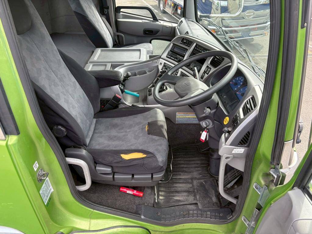 UDトラックスクオントレーラーヘッド（トラクターヘッド）大型（10t）[写真19]