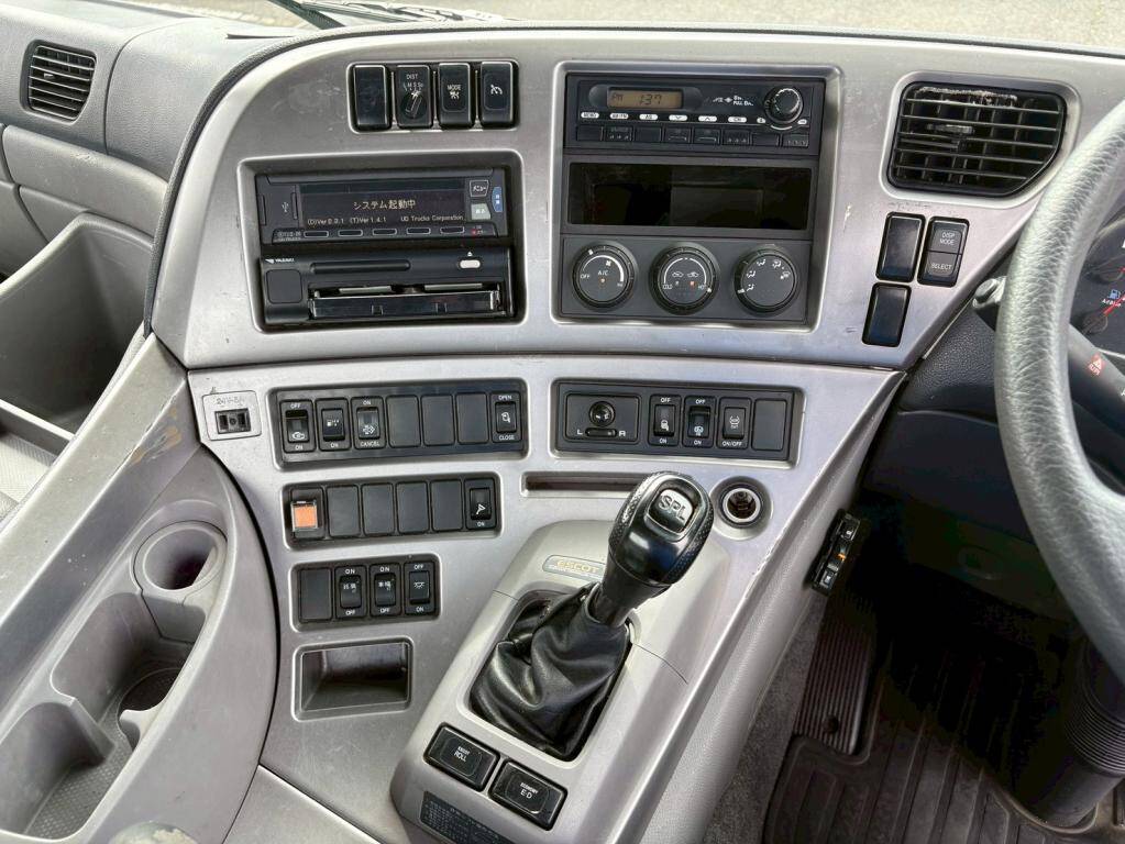 UDトラックスクオントレーラーヘッド（トラクターヘッド）大型（10t）[写真20]