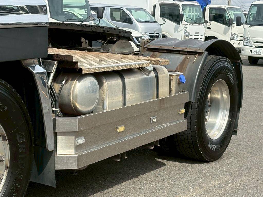 UDトラックスクオントレーラーヘッド（トラクターヘッド）大型（10t）[写真06]