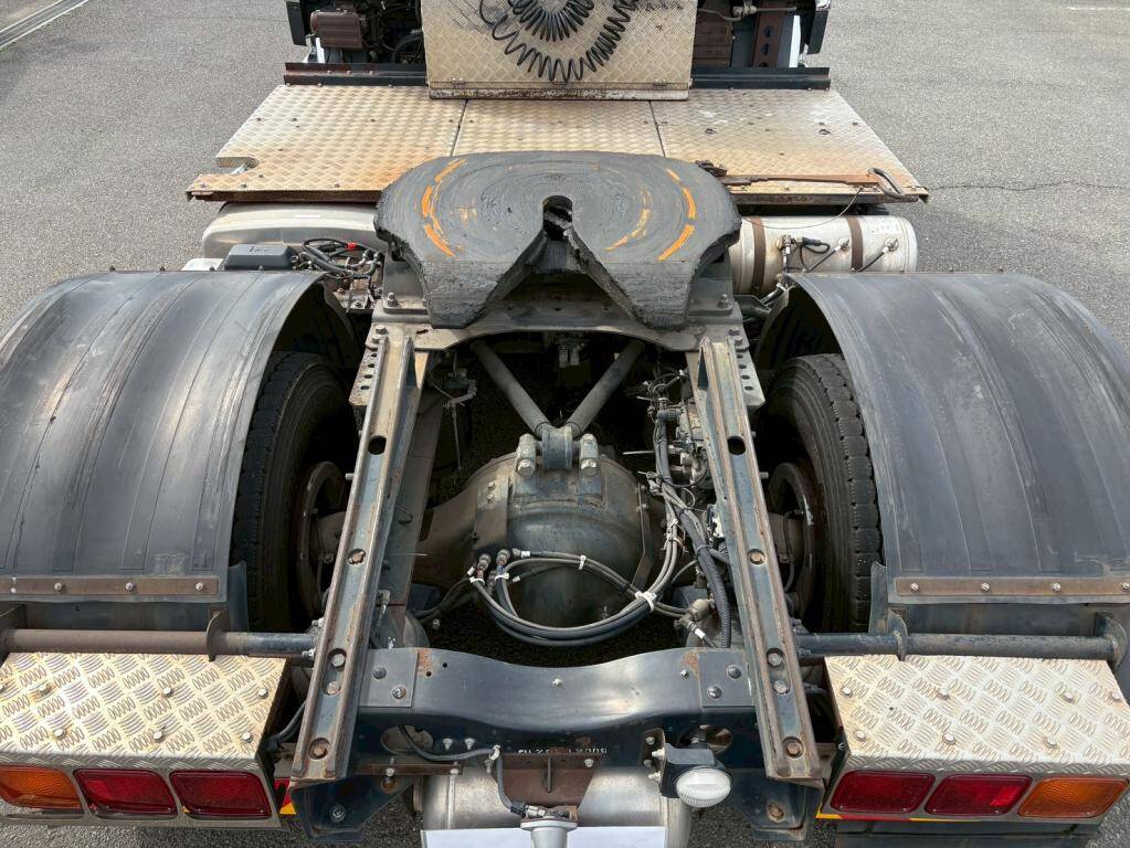 UDトラックスクオントレーラーヘッド（トラクターヘッド）大型（10t）[写真08]