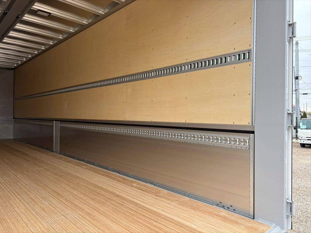 UDトラックスクオンアルミウイング大型（10t）[写真10]