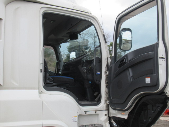 いすゞギガアルミウイング大型（10t）[写真21]