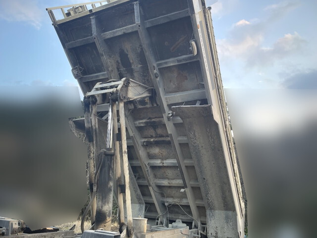 三菱ふそうスーパーグレートダンプ大型（10t）[写真13]