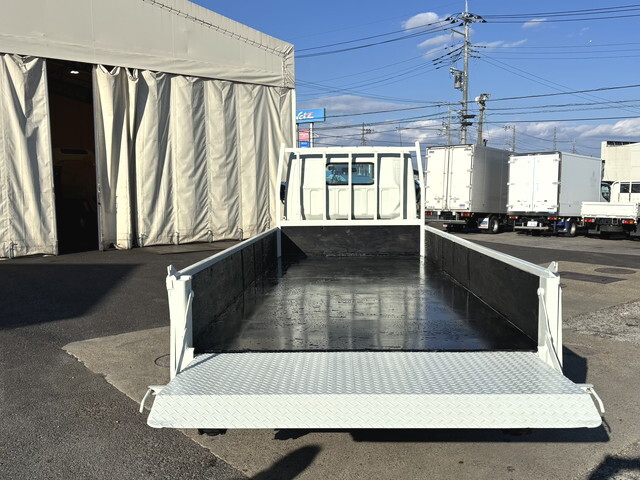三菱ふそうキャンター平ボディ小型（2t・3t）[写真10]