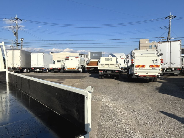 三菱ふそうキャンター平ボディ小型（2t・3t）[写真14]