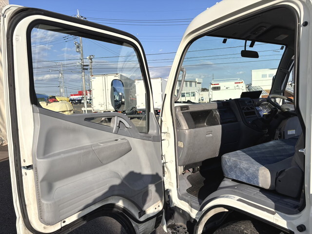 三菱ふそうキャンター平ボディ小型（2t・3t）[写真37]