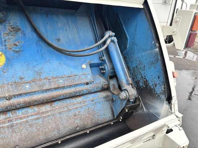 日野デュトロパッカー車（塵芥車）小型（2t・3t）[写真12]