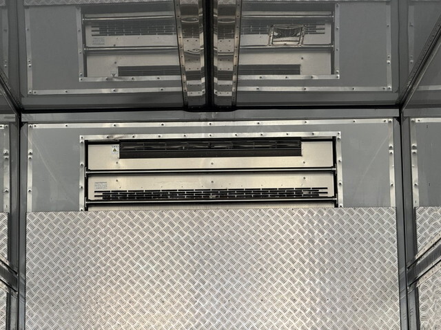 UDトラックスクオン冷蔵冷凍ウイング大型（10t）[写真11]