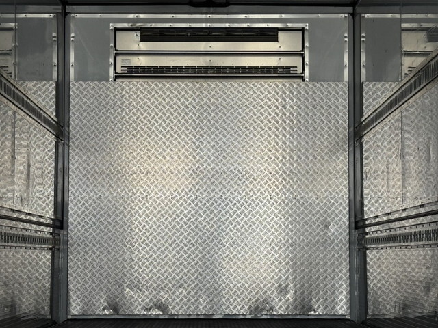 UDトラックスクオン冷蔵冷凍ウイング大型（10t）[写真12]