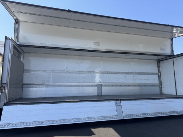 UDトラックスクオン冷蔵冷凍ウイング大型（10t）[写真15]