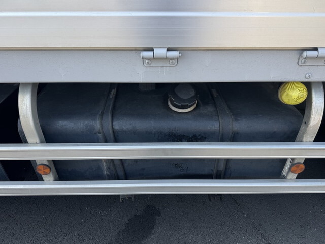 UDトラックスクオン冷蔵冷凍ウイング大型（10t）[写真26]