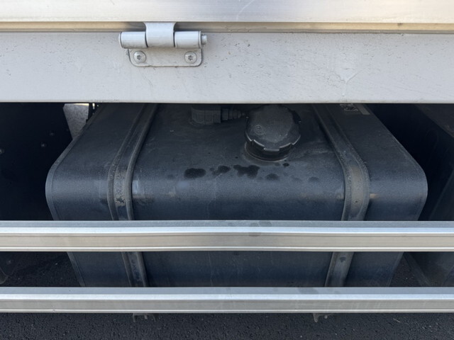 UDトラックスクオン冷蔵冷凍ウイング大型（10t）[写真27]