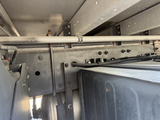 UDトラックスクオン冷蔵冷凍ウイング大型（10t）[写真28]