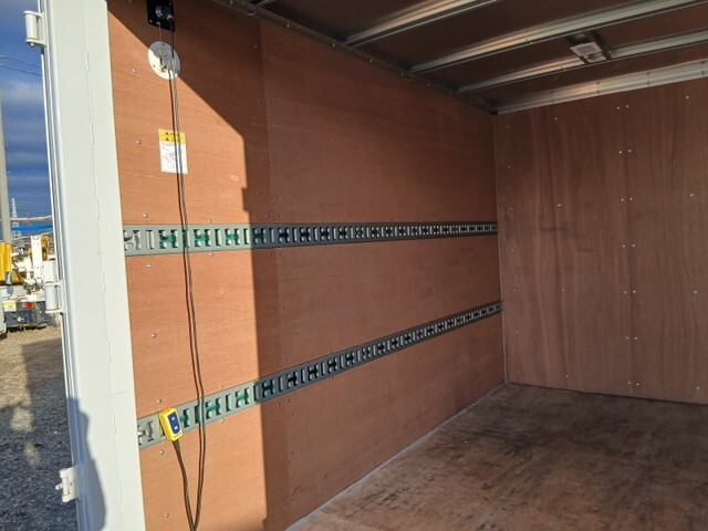 三菱ふそうキャンターアルミバン小型（2t・3t）[写真12]