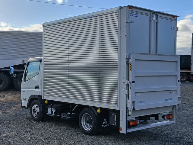 三菱ふそうキャンターアルミバン小型（2t・3t）[写真02]