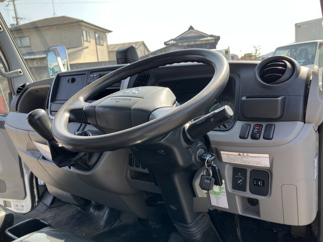 三菱ふそうキャンター平ボディ小型（2t・3t）[写真33]