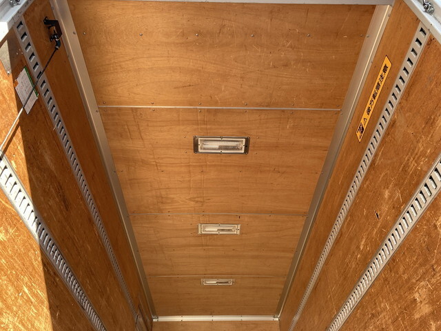 いすゞエルフパネルバン小型（2t・3t）[写真24]